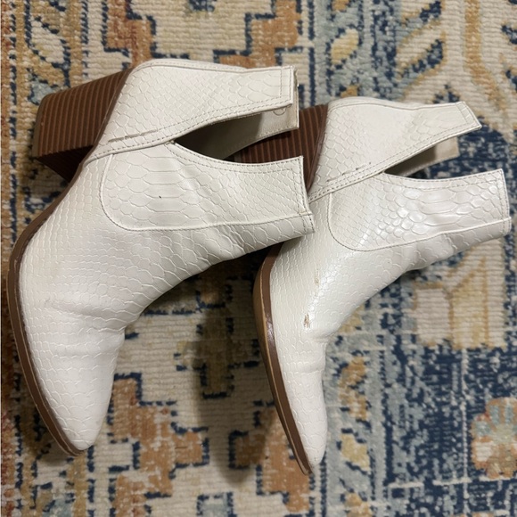 Elegant White Textured Ankle Booties - Picture 2 of 3
